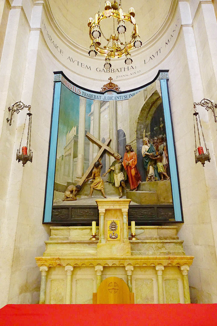 苦路十四站第一站-耶稣受审-教堂内景