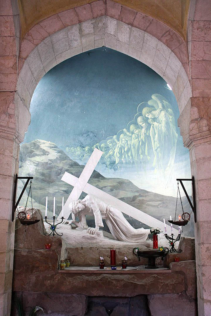 苦路十四站第三站-耶稣背十字架首次跌倒