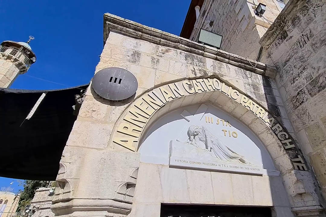 苦路十四站第三站-教堂外景