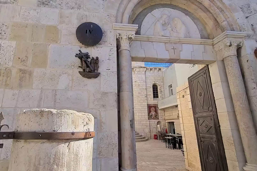 苦路十四站第四站-教堂外景-耶稣遇见母亲玛丽亚