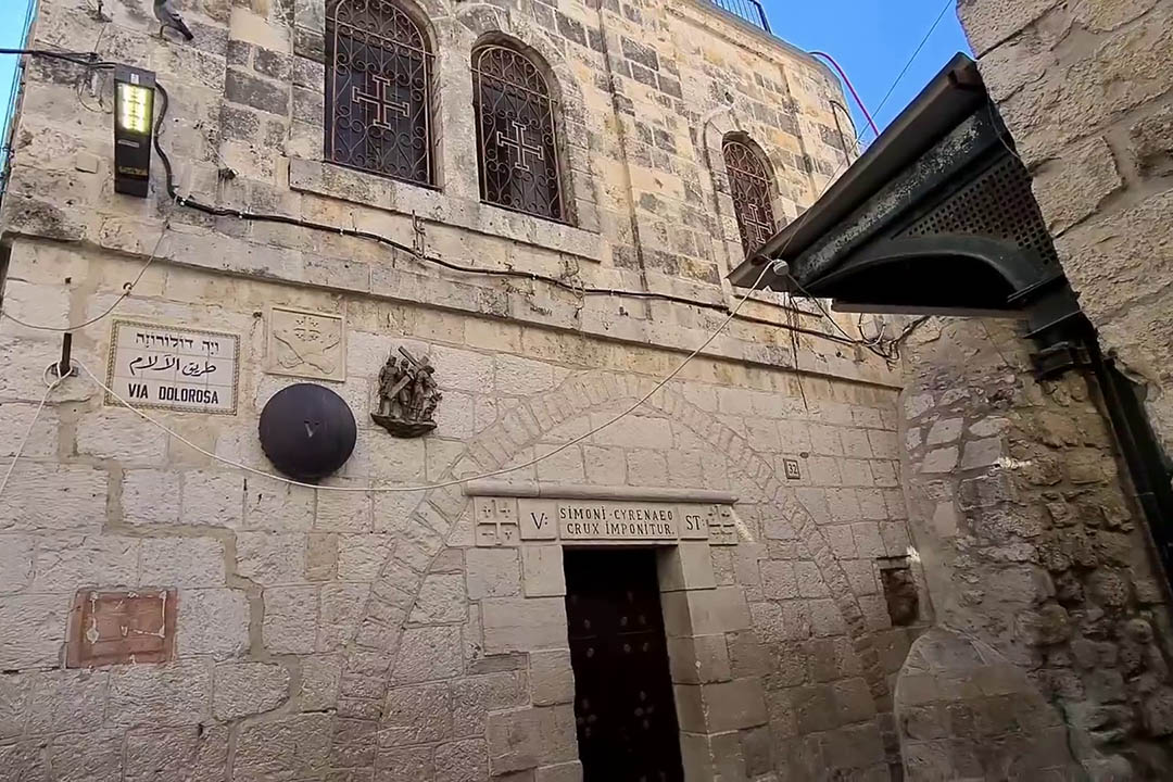 苦路十四站第五站-教堂外景-西门帮耶稣背十字架