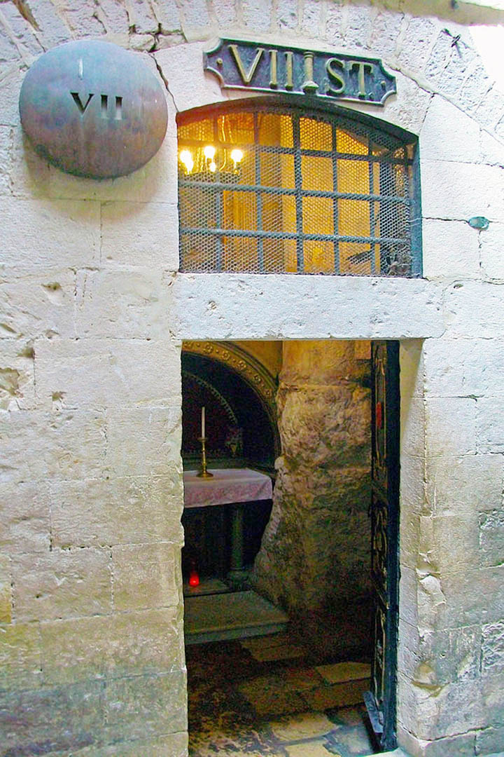 苦路十四站第七站-教堂外景-耶稣伤重再次跌倒