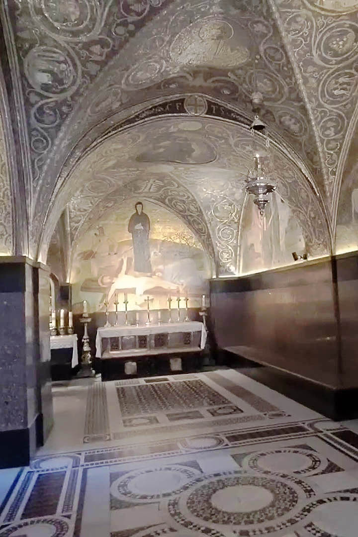 苦路十四站第十一站-耶稣被钉上十字架-圣墓教堂内景