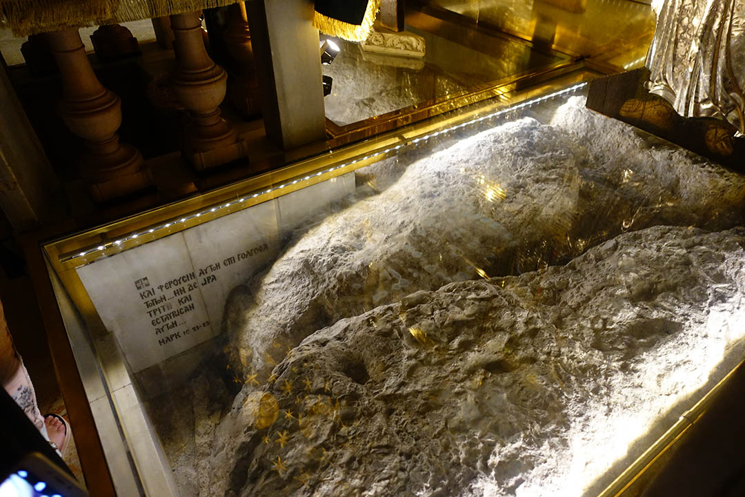 苦路十四站第十二站-耶稣死在十字架上-圣墓教堂内景