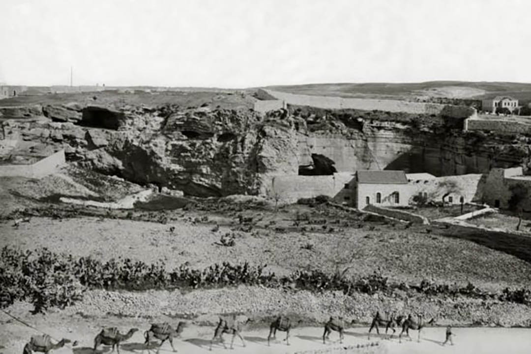 施恩座上的宝血-约柜藏在各各他山下-十字架的下面